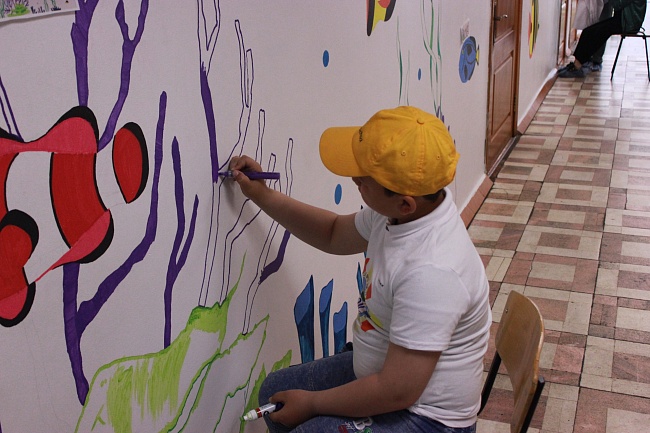 Волонтёры раскрасили стены приёмного отделения детской областной больницы